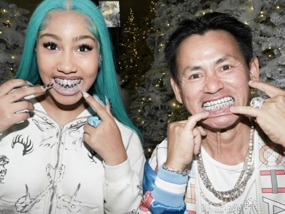 North west präsentiert diamantbesetzte haifischzähne