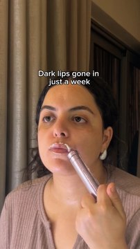 Test de la numbuzin No.9 Retinol Eye Cream appliquée sur les lèvres 💗Mes lèvres paraissent plus uniformes, plus douces et bien hydratées.