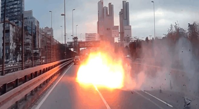 Şişli’de makas atan sürücü bariyerlere çarptı; alev alan aracın motoru yola fırladı