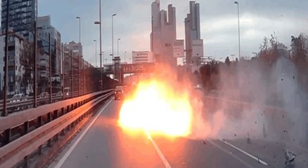 Şişli’de makas atan sürücü bariyerlere çarptı; alev alan aracın motoru yola fırladı