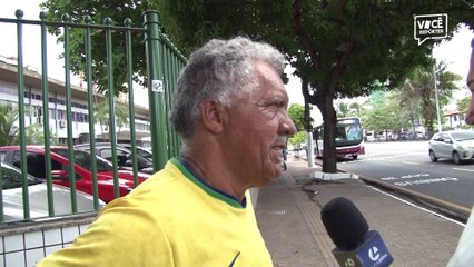 Trabalhador denuncia árvore com as raízes cedendo no bairro do Marco, em Belém