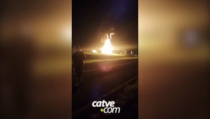 Ônibus é destruído por incêndio na BR-277 em Teixeira Soares