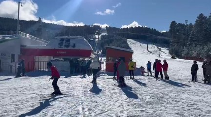 Kristal karın adresi Sarıkamış Kayak Merkezi’nde hafta sonu yoğunluğu: Pistler doldu