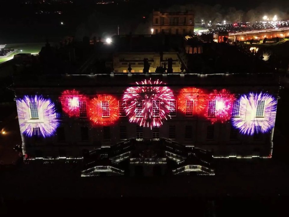 Ein magischer Lichttrail im Garten von Chatsworth House