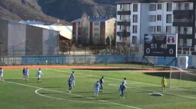 Maçta sahaya girip uyuyan köpek güldürdü