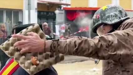 Espanha: Els Enfarinats junta foliões em batalha de farinha e ovos