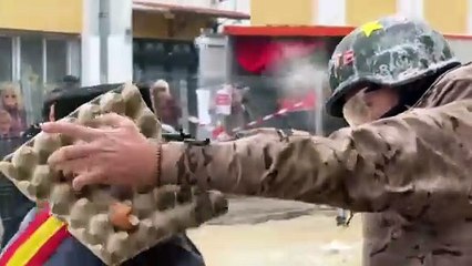 Els Enfarinats: Οι συμμετέχοντες δίνουν μάχη με αλεύρι και αυγά σε παραδοσιακό ισπανικό φεστιβάλ