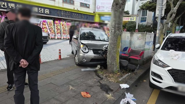 80대가 몰던 차량 인도 보행자 덮쳐...2명 중경상 / YTN