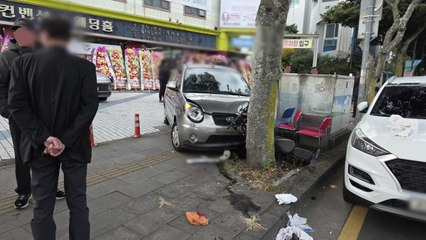 80대가 몰던 차량 인도 보행자 덮쳐...2명 중경상 / YTN