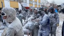 La peculiar fiesta que es batalla campal por la que este pueblo español se cubre de blanco