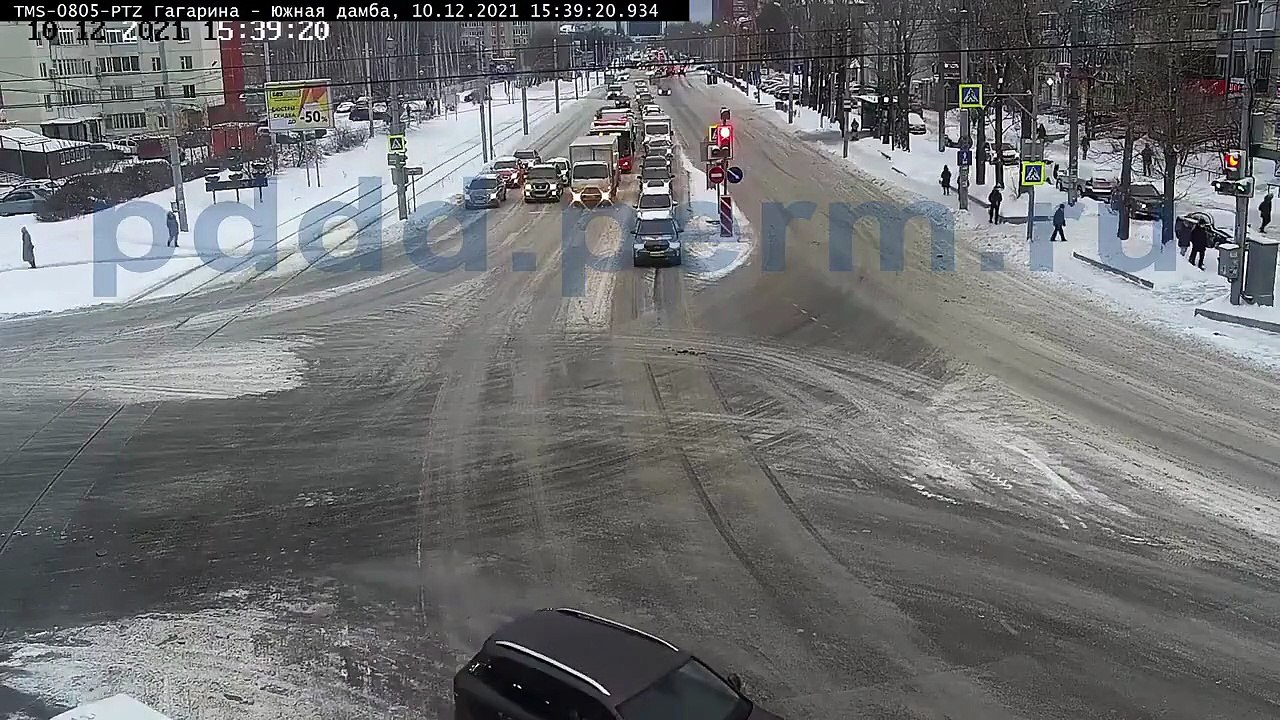 Ce débile veut doubler tout le monde à contre-sens... raté