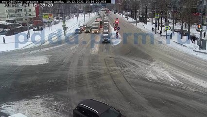 Ce débile veut doubler tout le monde à contre-sens... raté