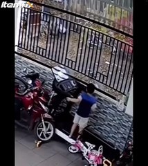 Un tapis de course beaucoup trop rapide pour cet enfant