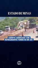 Carreta carregada com refrigerantes tomba na BR-381