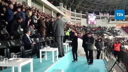 Tribünlerden yapılan “Leyla Zana onurumuzdur” tezahüratlarıyla karşılanan Zana, dakikalarca ayakta alkışlandı