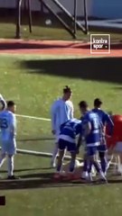 Sahaya giren köpek ceza sahası içinde yerde kaldı