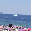 Una avioneta cayó en el mar de Copacabana mientras realizaba un vuelo publicitario