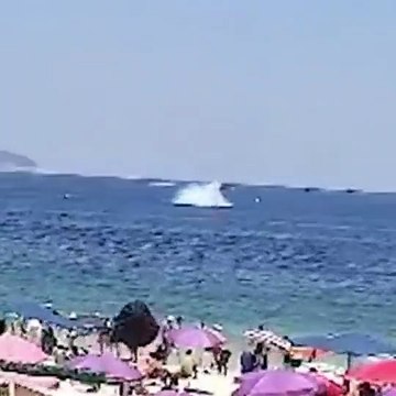 Una avioneta cayó en el mar de Copacabana mientras realizaba un vuelo publicitario