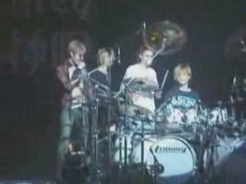 Dir en grey - Kaoru and Die drumming