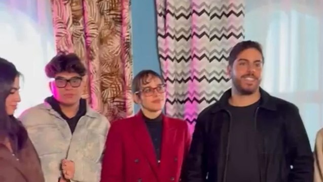 بإطلالة غريبة نور عمرو دياب تدعم صديقها في أولى أغانيه جمال عنيها