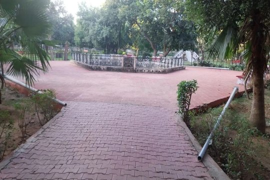 swm: यहां पार्क में सुरक्षा इंतजाम अधूरे: कैमरे लगाने की तैयारी अधर में, खुले में पड़े पोल