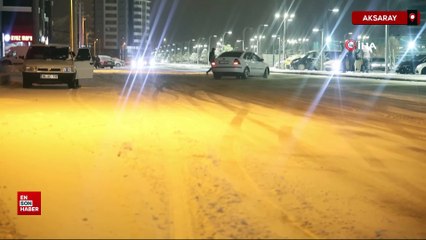 Aksaray’da karlı yolda drift atan sürücüler kameraya yansıdı