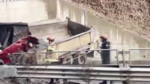 경기 시흥서 화물차가 터널 입구 들이받아...운전자 숨져 / YTN