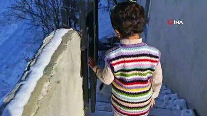 Minik Ezo'nun annesinin reddettiği kuzu "Pırıl"a ilgisi yürek ısıttı