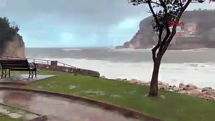 Karadeniz fırtınayla kudurdu; dalga boyu 8 metreyi aştı, rüzgarın hızı 90 km'ye ulaştı