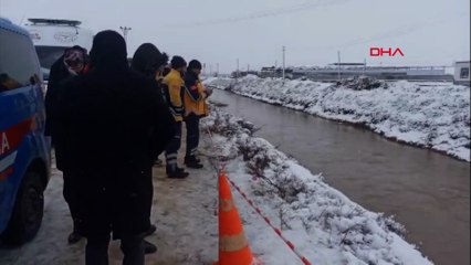 Otomobil sulama kanalına düştü; baba ve 3 çocuğu aranıyor