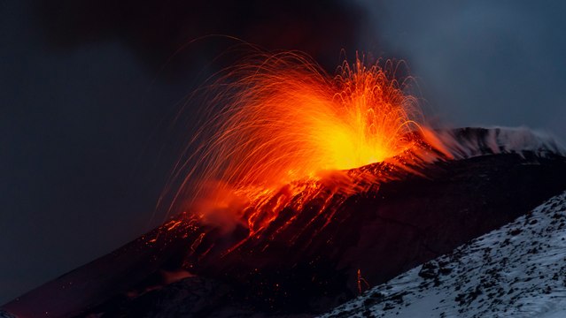 El volcán Etna entra de nuevo en erupción en Sicilia