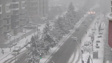 Diyarbakır’da yoğun kar yağışı: Valilik peş peşe uyardı