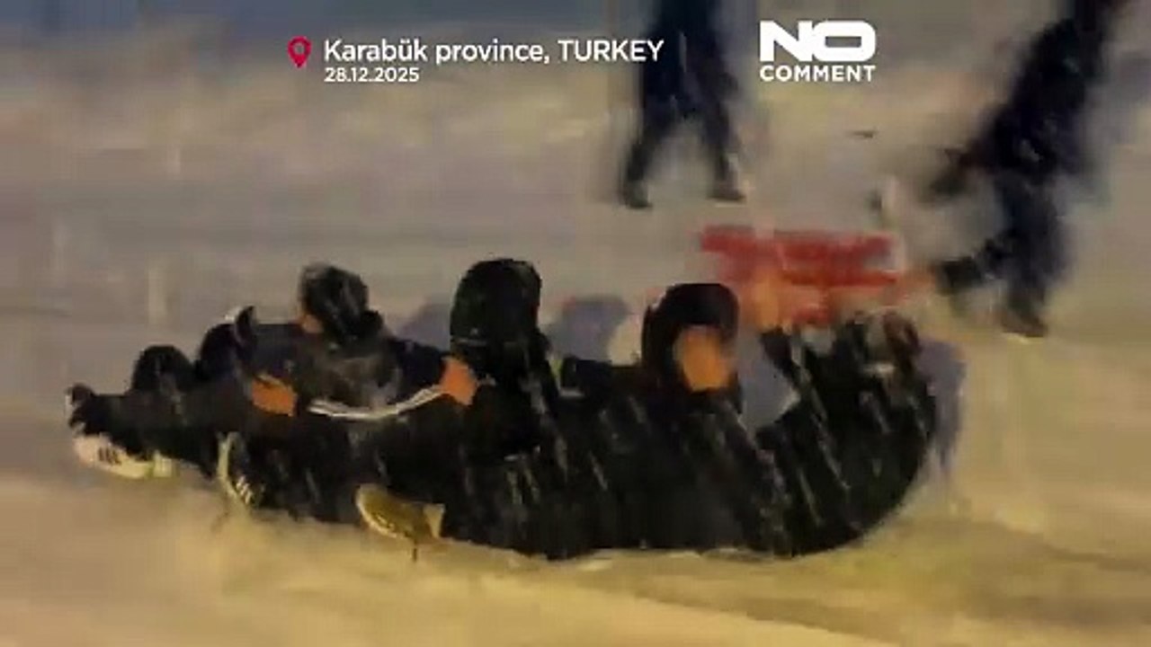 بارش سنگین برف مدارس را در ۱۴ استان ترکیه تعطیل کرد و کودکان از تعطیلی خوشحالند