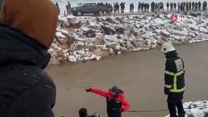 Çocuklarını okula götürüyordu... Araç sulama kanalına uçtu, 4 kişi kayıp!