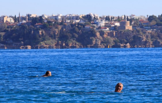 Antalya'da iki mevsim bir arada: Deniz suyuyla ısındılar!