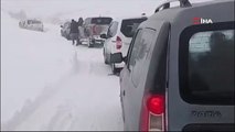 Kar fırtınasına yakalanan onlarca araç mahsur kaldı!
