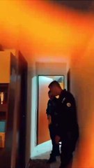 IMAGENS FORTES: Mulher em surto, se tranca em banheiro e tenta matar filha de dois meses