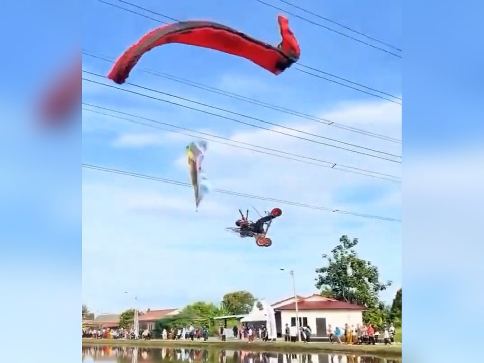 Gleitschirmflieger kracht in Stromleitung und stürzt ab