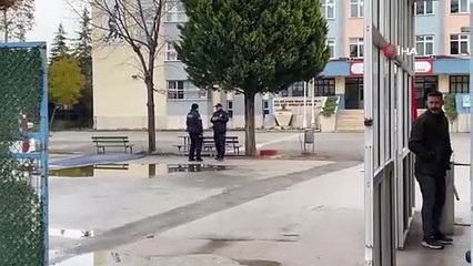 Lise bahçesinde 'rehine' krizi: 'Kızımı rahatsız etti...'