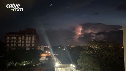 Vídeos mostram chegada da chuva com raios em Foz do Iguaçu