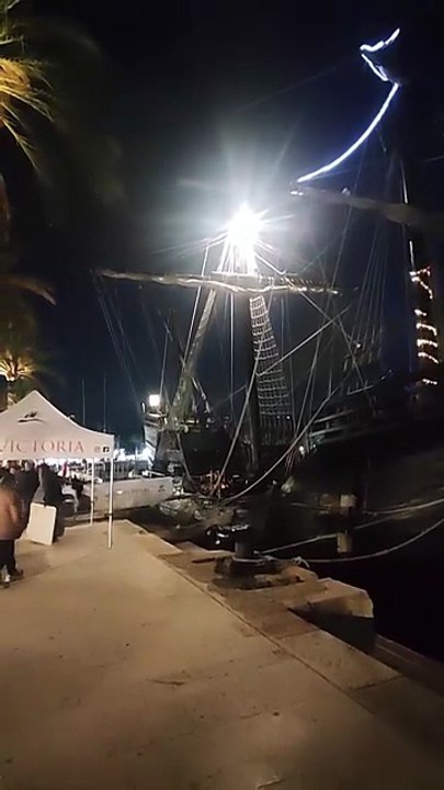 Nao Victoria de noche