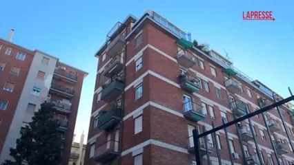 Milano, donna trovata morta in un cortile: i rilievi della scientifica