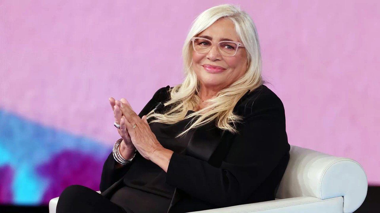 Mara Venier operata di nuovo all'occhio: «Finiamo l’anno in ospedale»