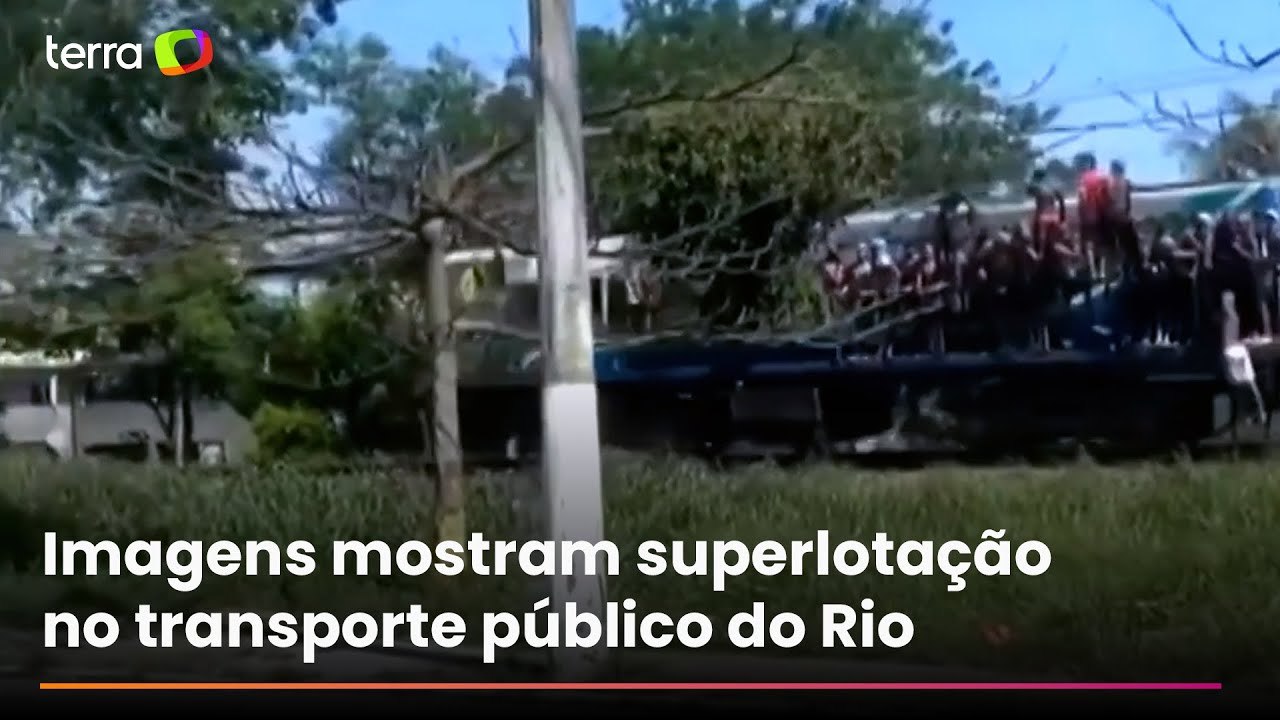 Passageiros viajam segurando em portas e janelas em trem da Baixada Fluminense