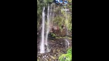 Sauvetage périlleux près d'une cascade