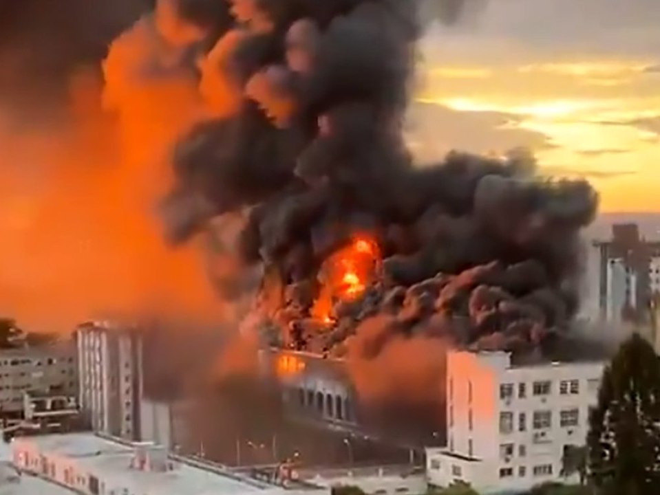 Großbrand wütet in historischer Schule