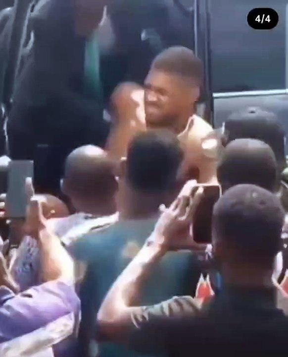 IMAGENS FORTES: ex-campeão mundial sofre acidente de carro na Nigéria