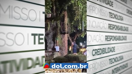 Casal que tenta invadir um castelo fechado na Praça Batista Campos, em Belém.