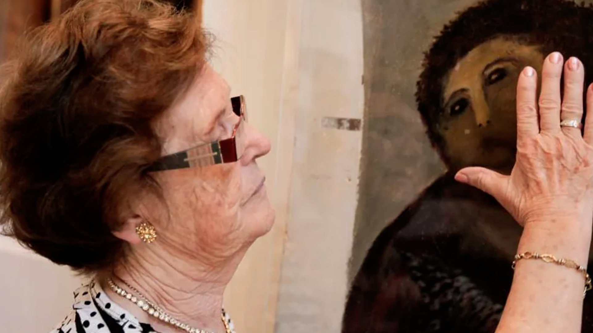 Cecilia Gim�nez, la pintora aficionada cuya intervenci�n en el 'Ecce Homo' de Borja convirti� a esta localidad zaragozana en fen�meno mundial en 2012, ha fallecido a los 94 a�os, seg�n confirm� el Santuario de la Misericordia, donde pas� sus �ltimos d�as aquejada de problemas de salud y demencia senil. Gim�nez alcanz� fama internacional de manera inesperada tras difundirse la imagen del resultado de la restauraci�n no autorizada del fresco de El�as Garc�a Mart�nez, que ella siempre sostuvo que estaba inacabado. Su actuaci�n provoc� cr�ticas iniciales tanto por parte del Ayuntamiento de Borja como de especialistas, que calificaron la obra como una intervenci�n sin permiso ni formaci�n adecuada.
Lo que comenz� con burlas y cuestionamientos termin� generando una corriente de simpat�a hacia la artista, ya que el fen�meno viral situ� a Borja en el mapa y atrajo a miles de visitantes interesados en contemplar la peculiar restauraci�n. Los ingresos obtenidos por las entradas al santuario se destinan �ntegramente a la Fundaci�n Hospital Sancti Spiritus, que atiende a personas mayores con menos recursos, algo que el ayuntamiento reconoce como uno de los mayores legados de Gim�nez.
El presidente de Arag�n, Jorge Azc�n, y el Santuario han destacado su generosidad, su car�cter luchador y el cari�o que despert�.