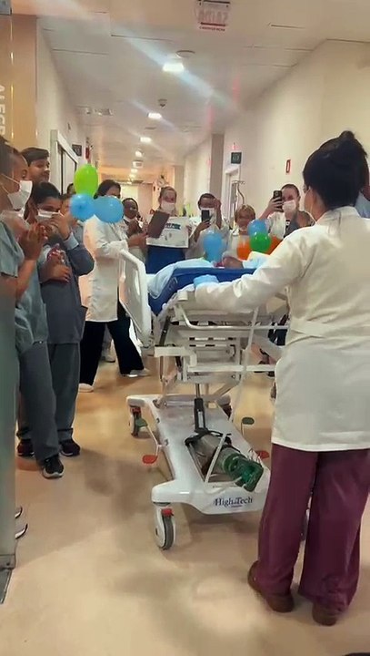 Bebê prematuro recebe alta 8 meses após nascer em Blumenau